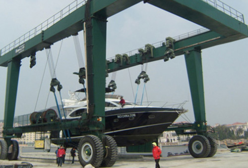 Boat lifting gantry crane